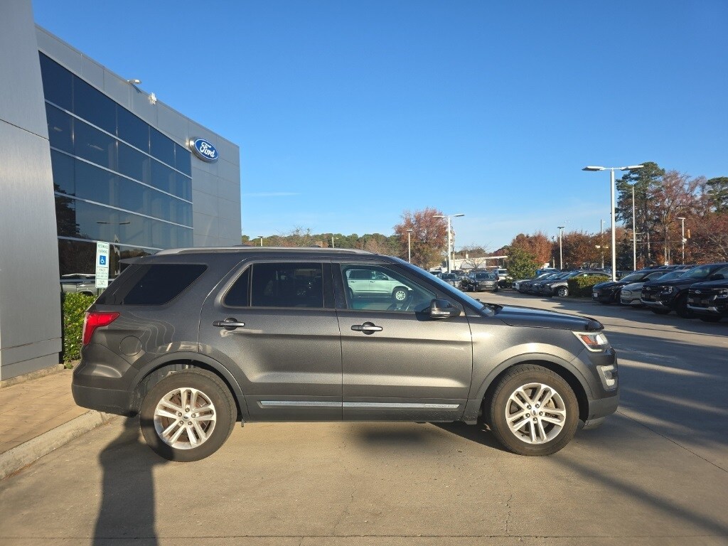 2017 Ford Explorer XLT photo 3