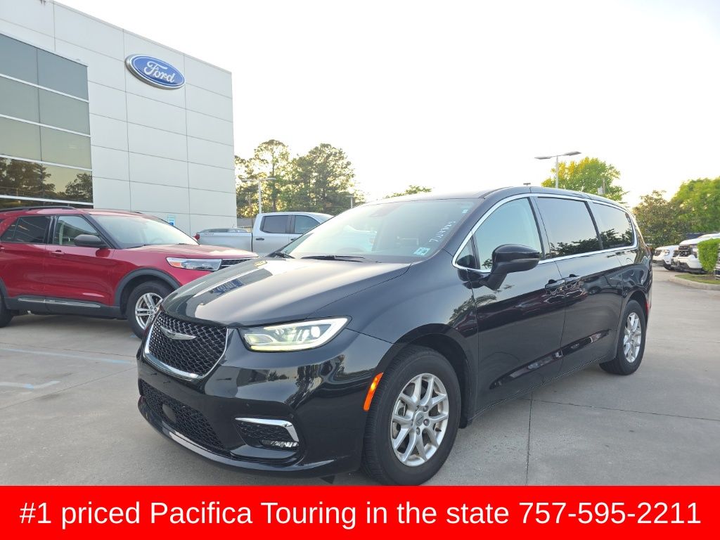 2023 Chrysler Pacifica Touring L's photo