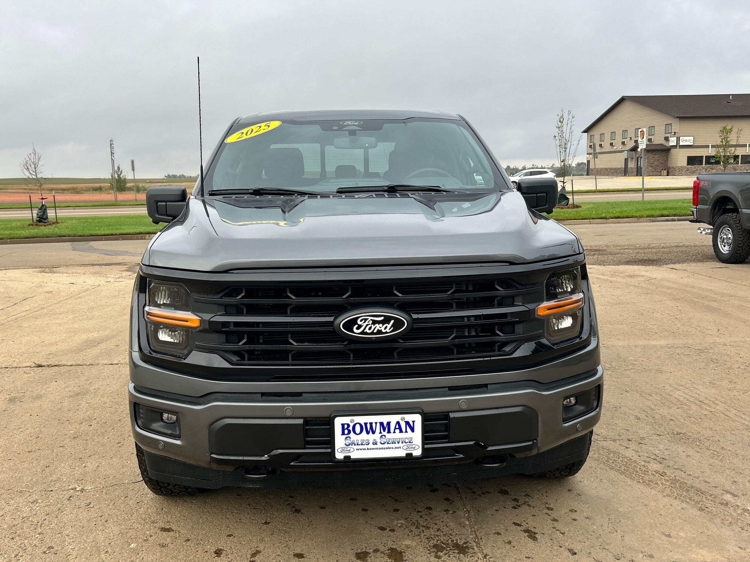 2025 Ford F-150 XLT photo 2
