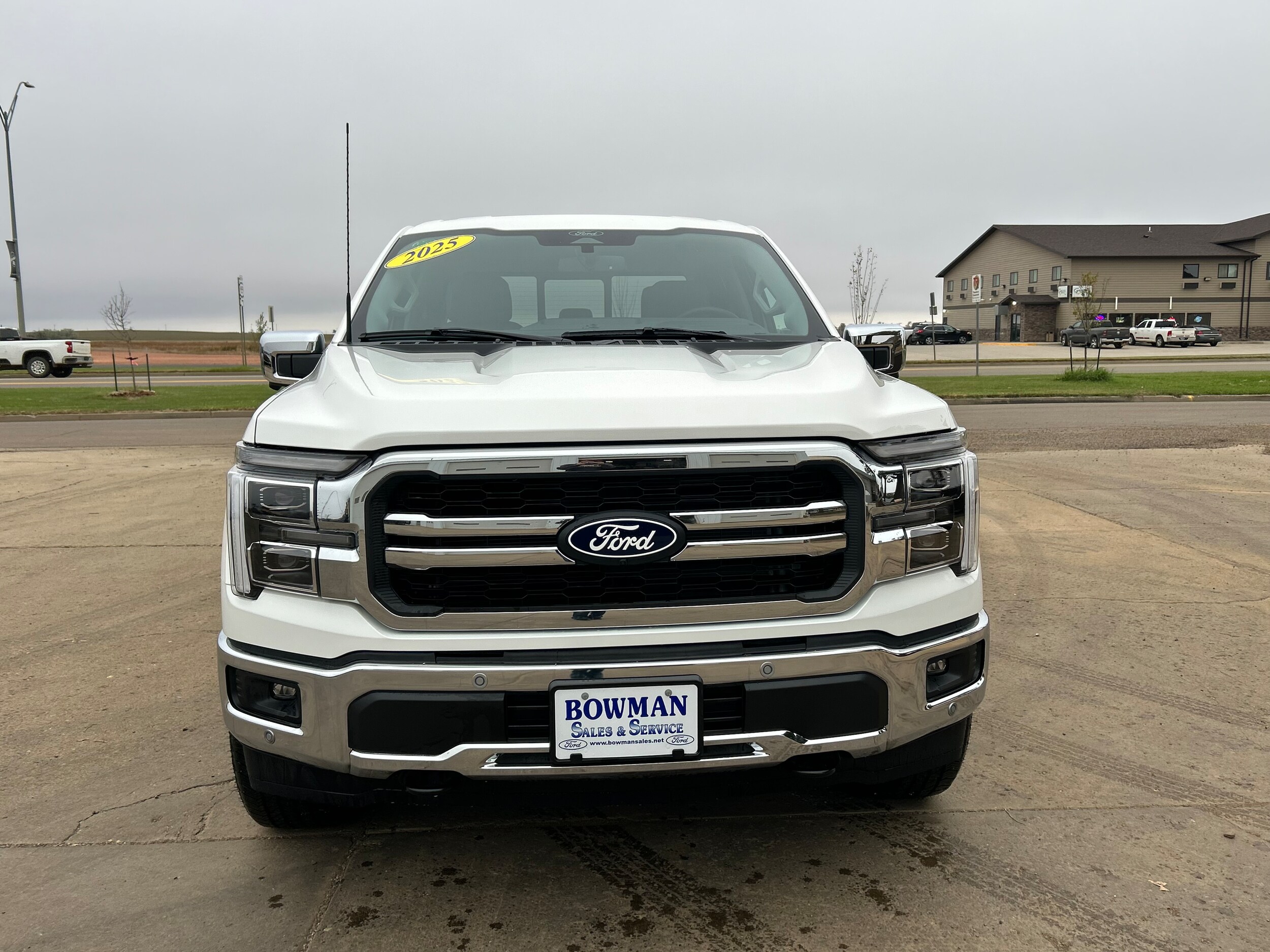 2025 Ford F-150 Lariat photo 2