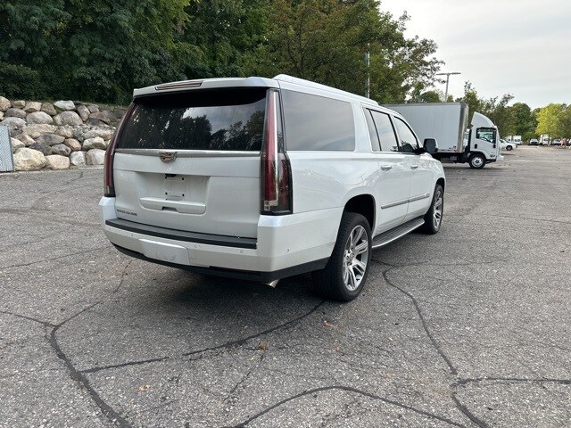 2018 Cadillac Escalade ESV Luxury photo 3