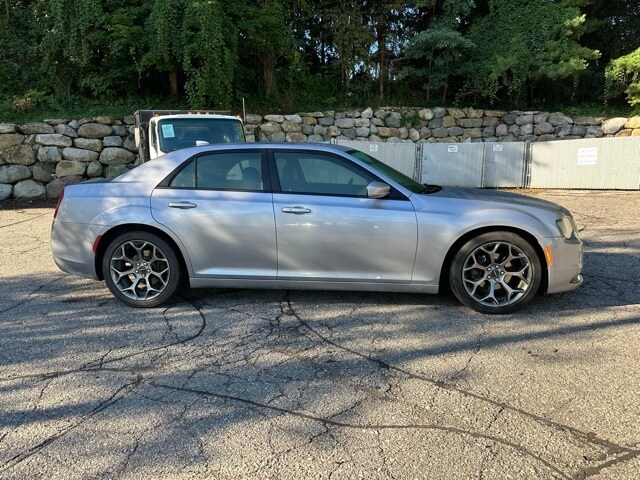 2017 Chrysler 300 S photo 4
