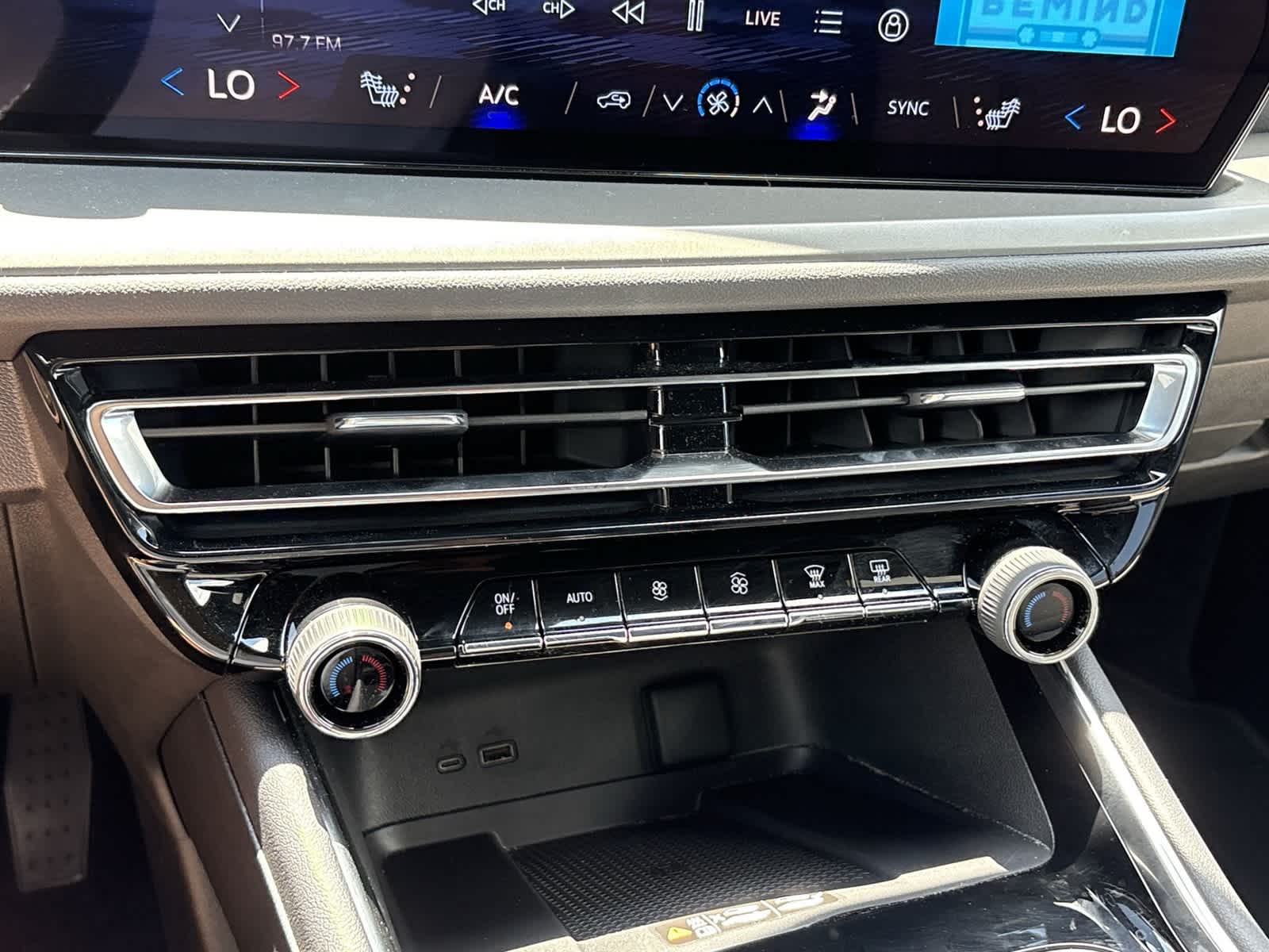 2025 Chevrolet Traverse LT - Photo 17