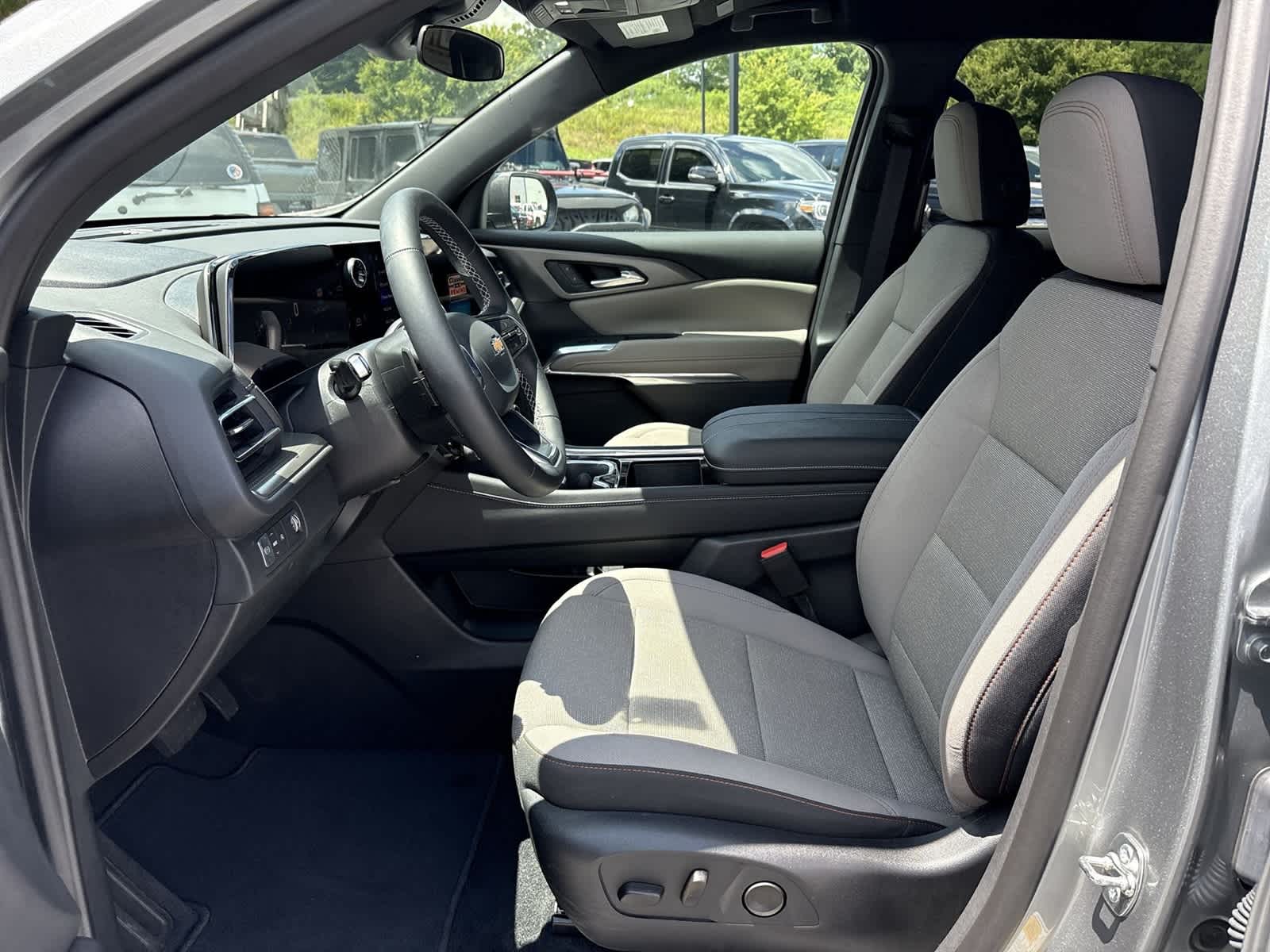 2025 Chevrolet Traverse LT - Photo 18