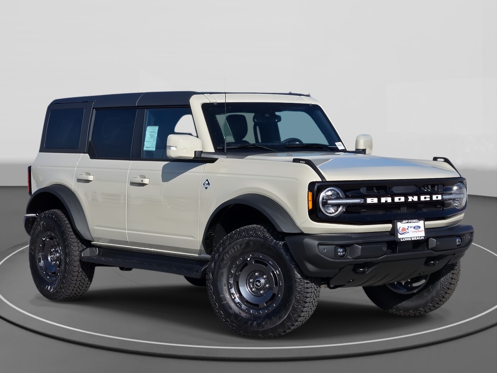 2025 Ford Bronco 4-Door Outer Banks's photo