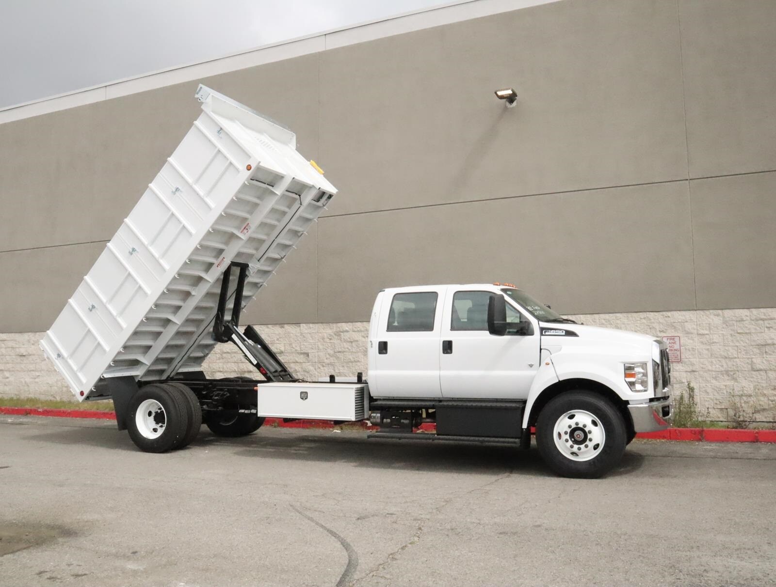 2024 Ford F-650 photo 2