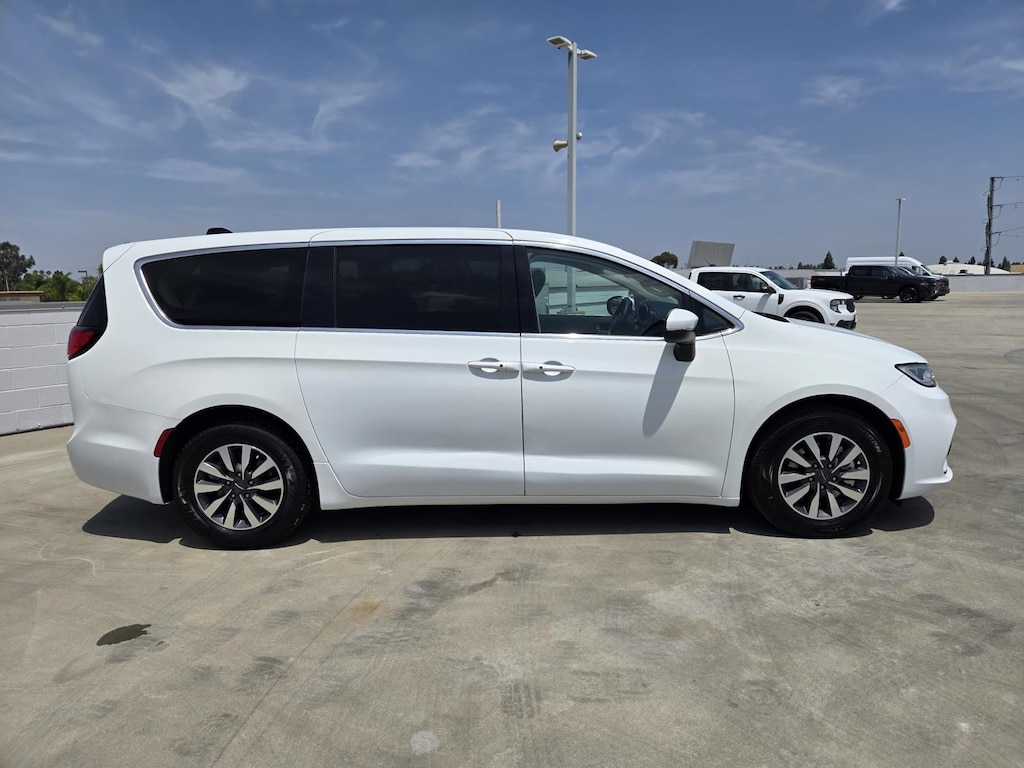 Used 2023 Chrysler Pacifica Hybrid Touring L Minivan/Van