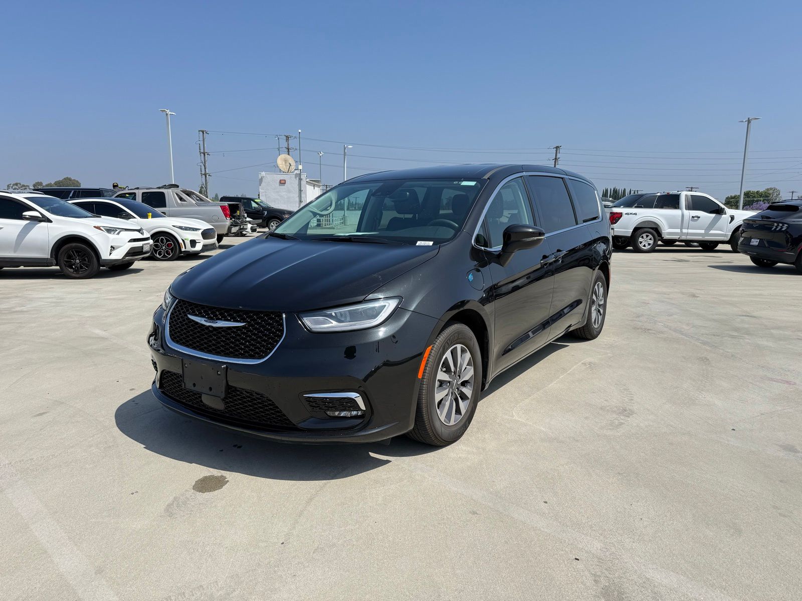 2023 Chrysler Pacifica Hybrid Touring L Hybrid's photo