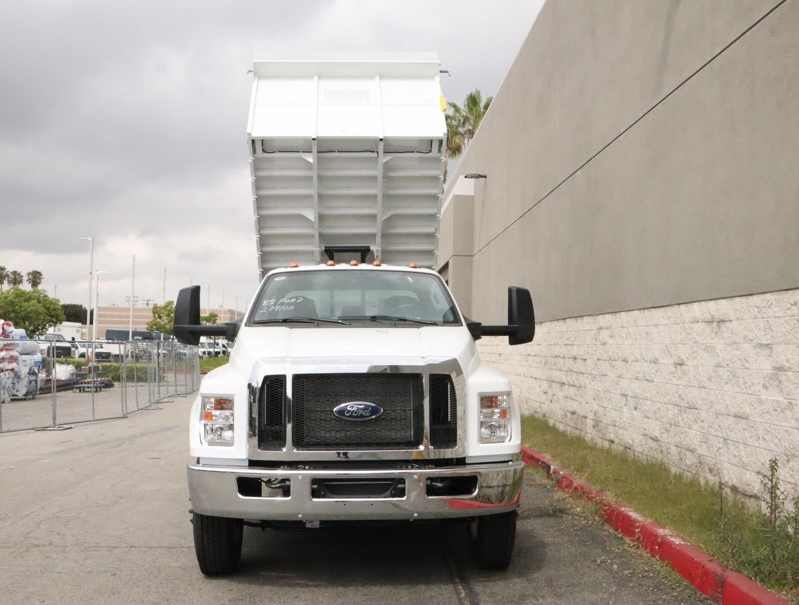 2024 Ford F-650 photo 3