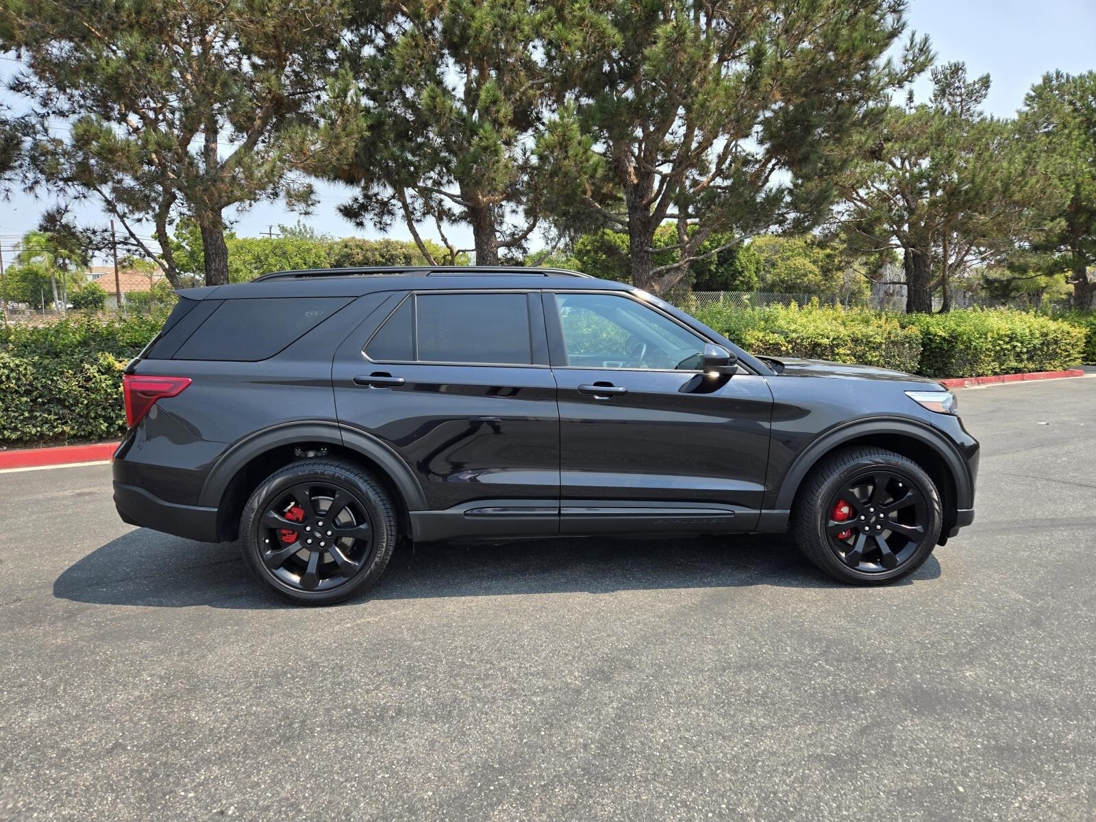 2022 Ford Explorer ST photo 2