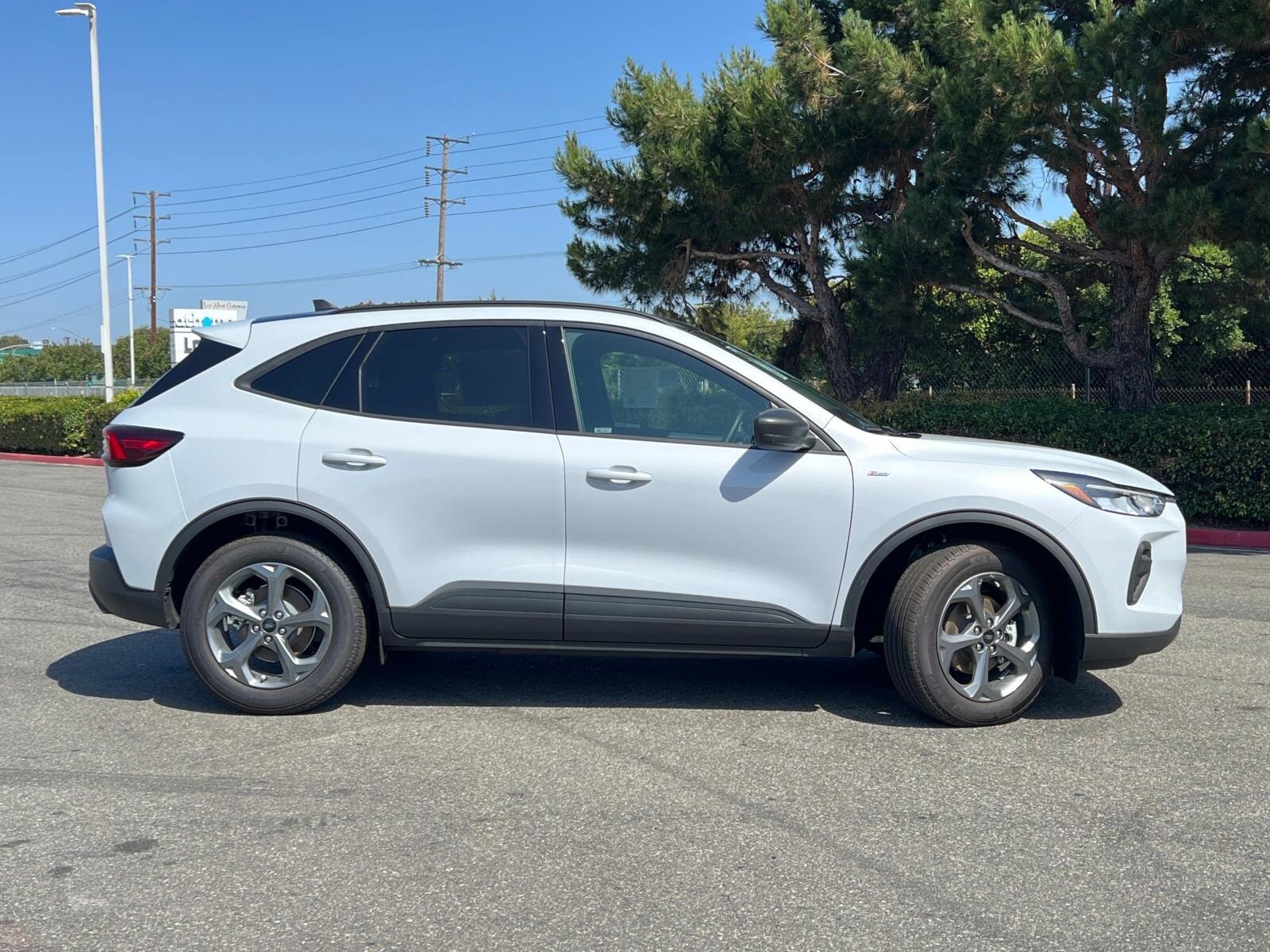 2025 Ford Escape ST-Line photo 2