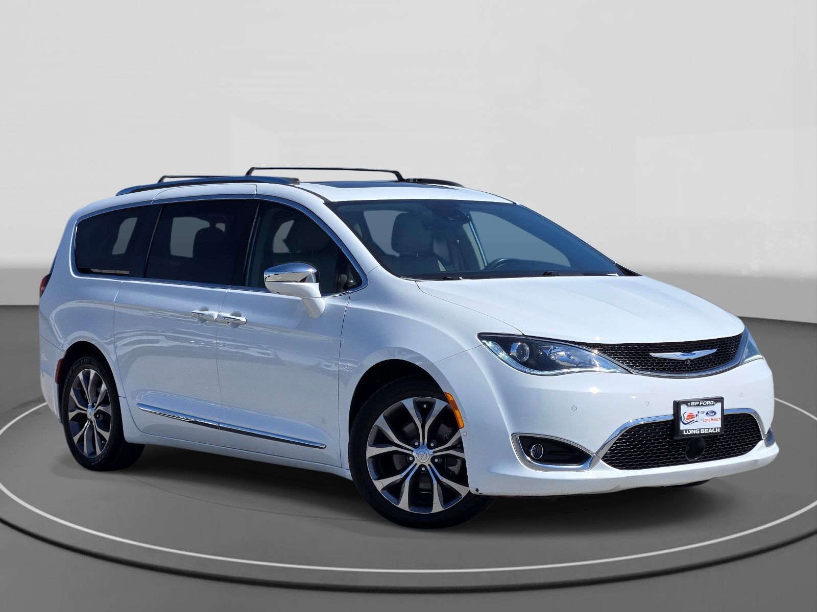 2018 Chrysler Pacifica Limited's photo