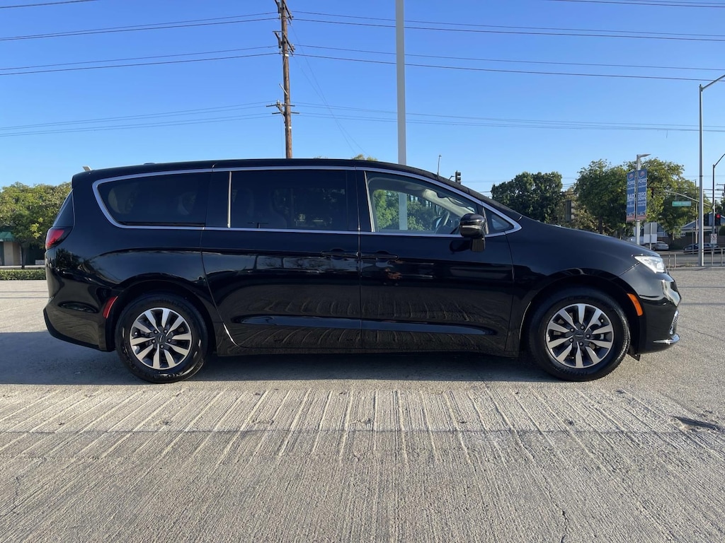 Used 2024 Chrysler Pacifica Hybrid Select Minivan/Van