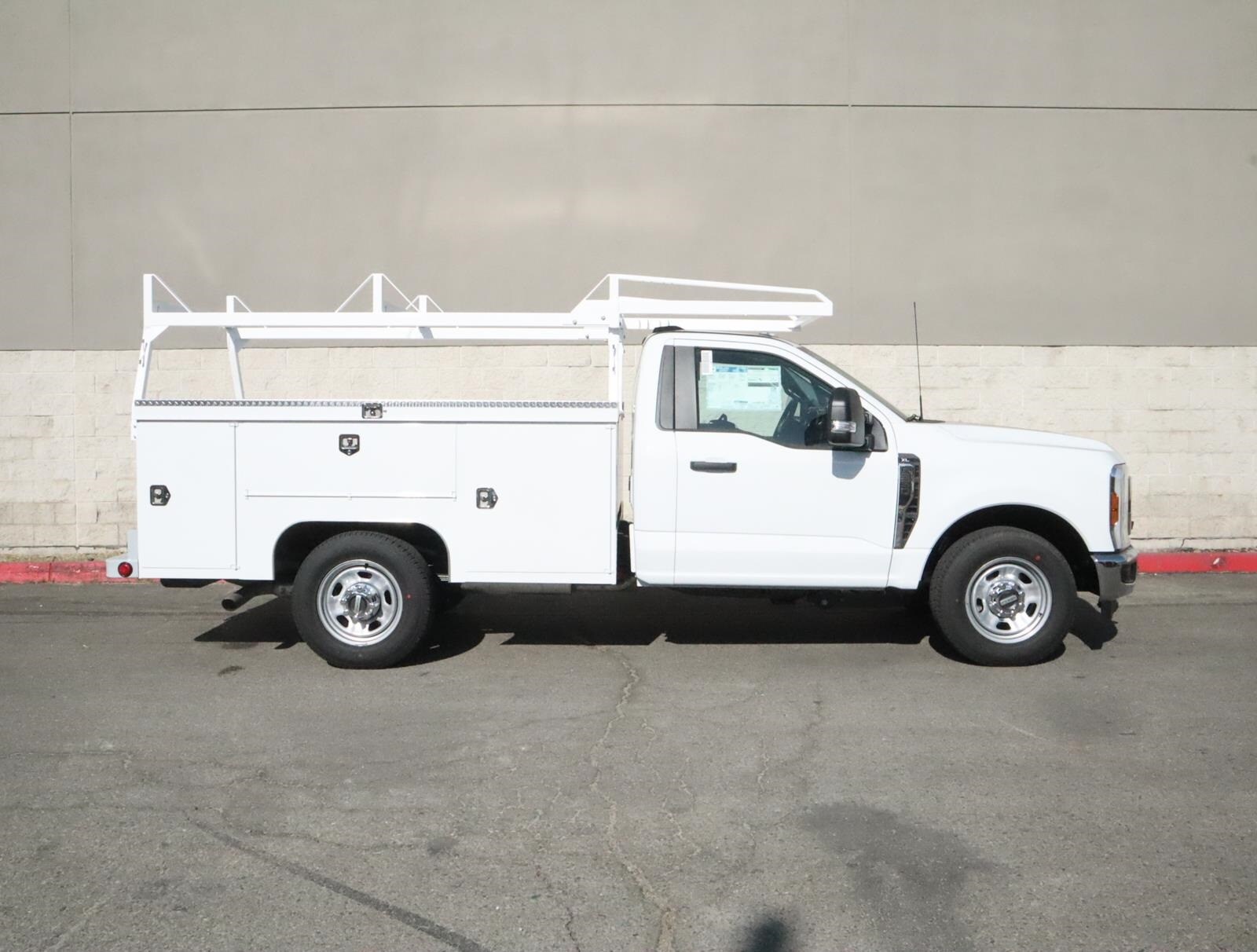 2024 Ford F-350 photo 2