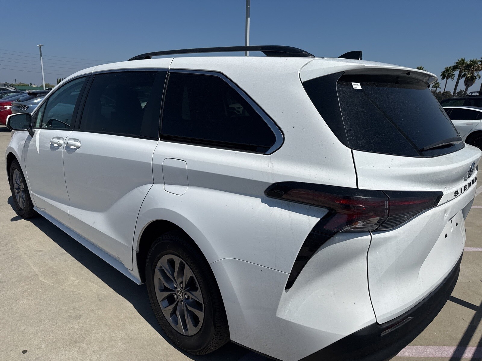 2023 Toyota Sienna LE photo 2