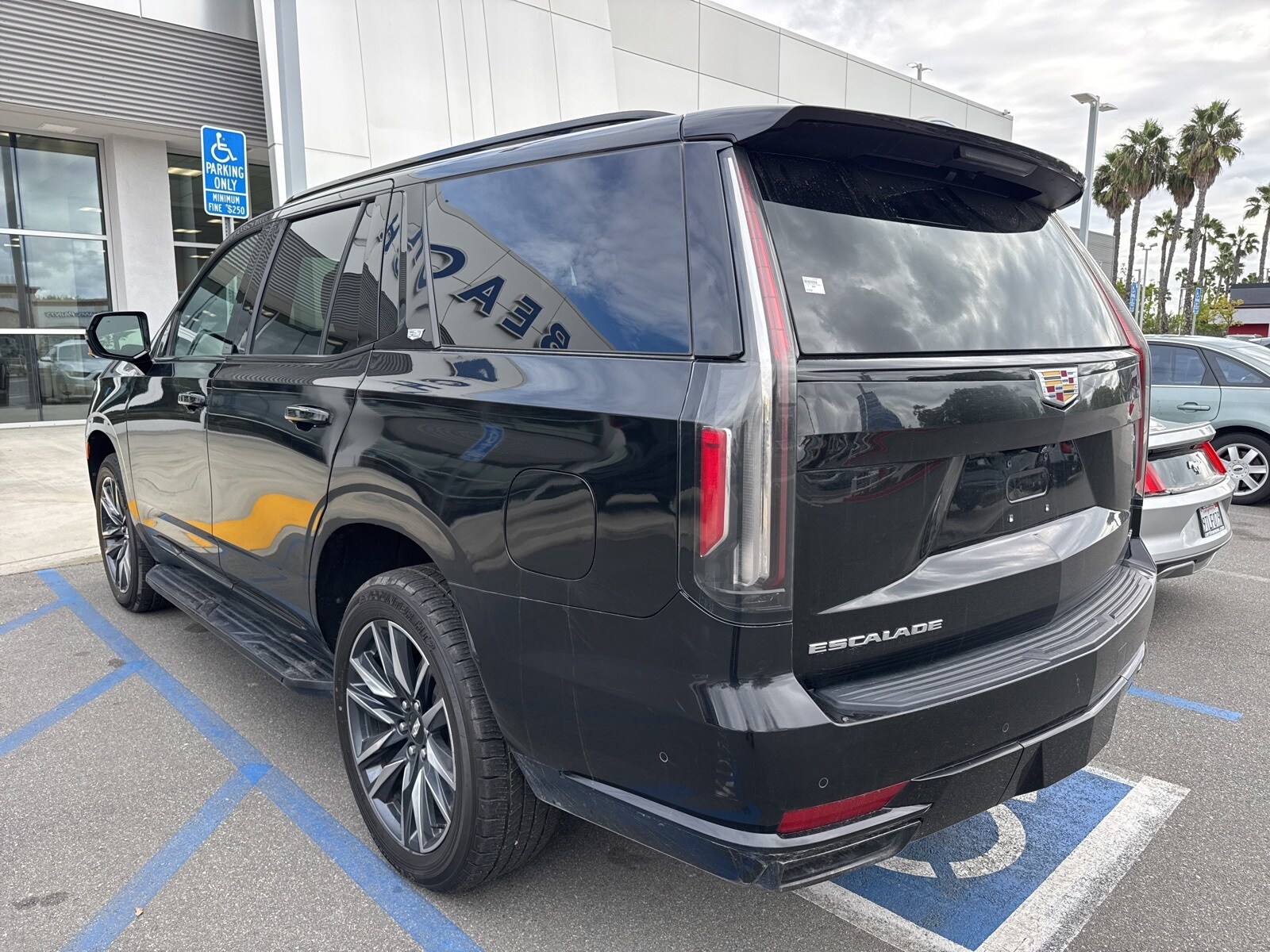 2023 Cadillac Escalade Sport photo 2