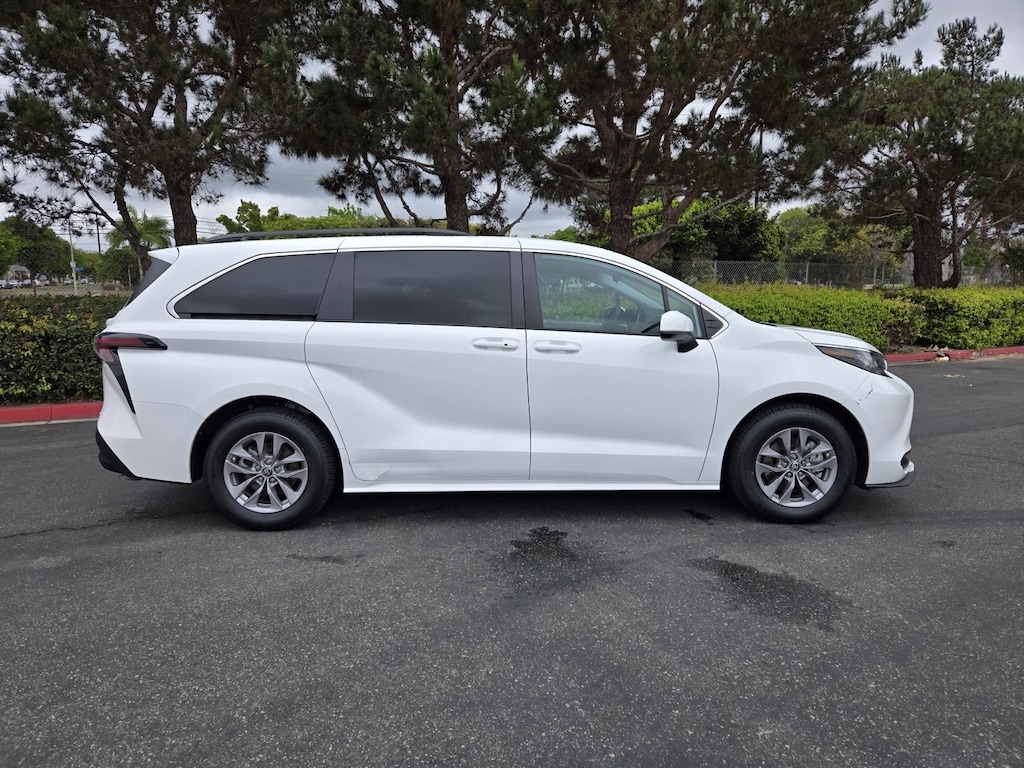 Used 2023 Toyota Sienna LE Minivan/Van