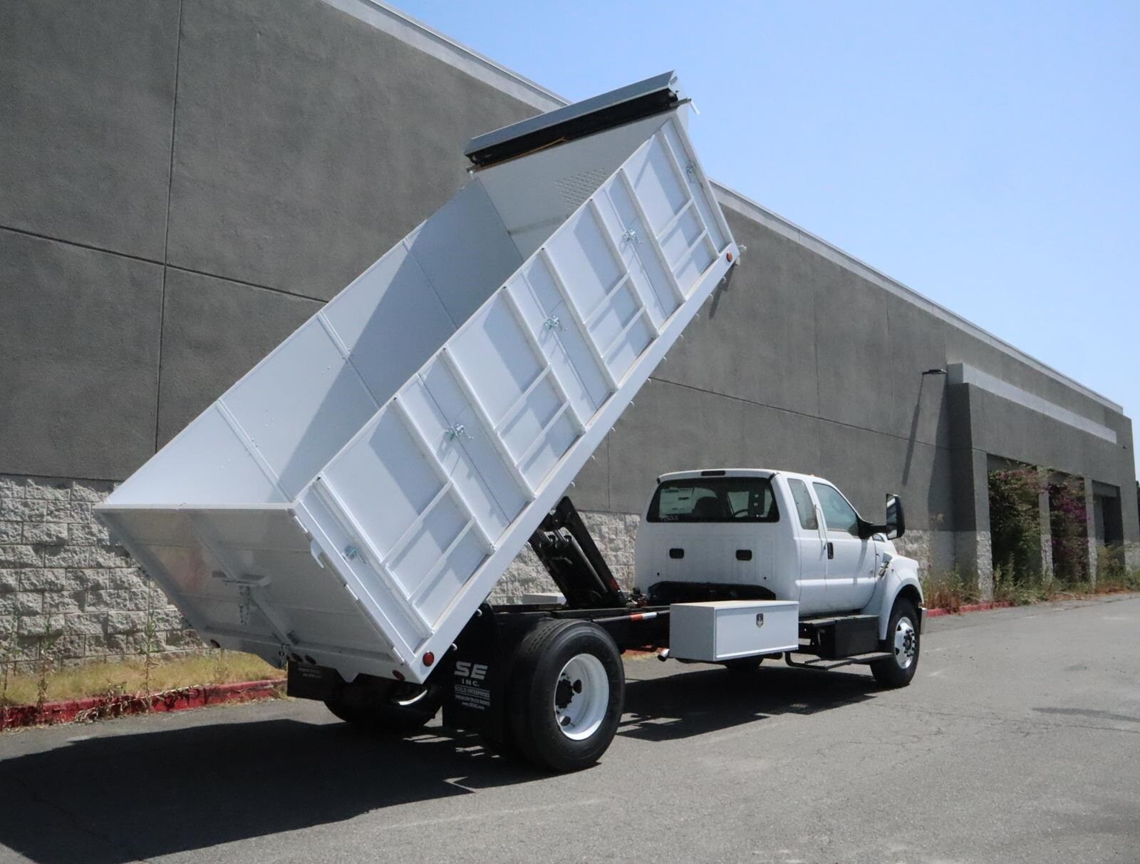 2024 Ford F-650 photo 3