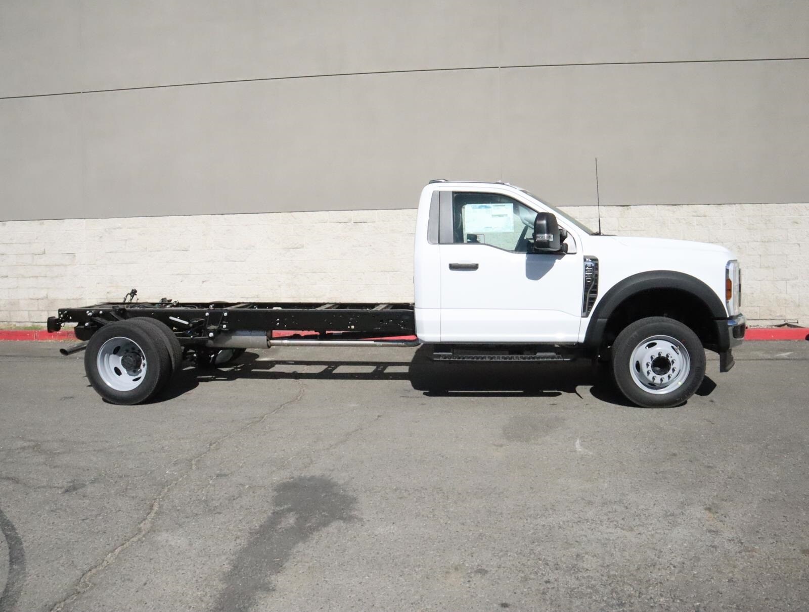 2024 Ford F-550 photo 2