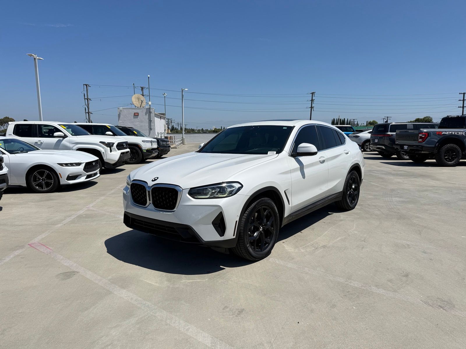2022 BMW X4 xDrive30i's photo