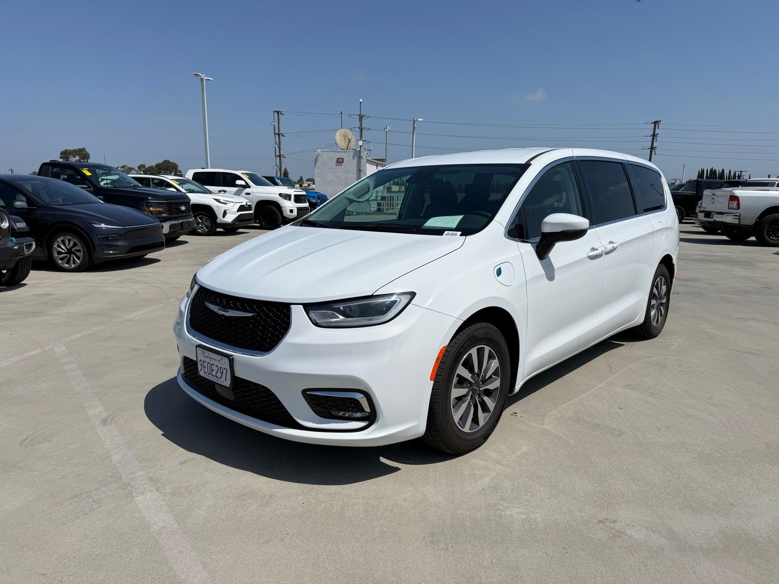 2023 Chrysler Pacifica Hybrid Touring L Hybrid's photo