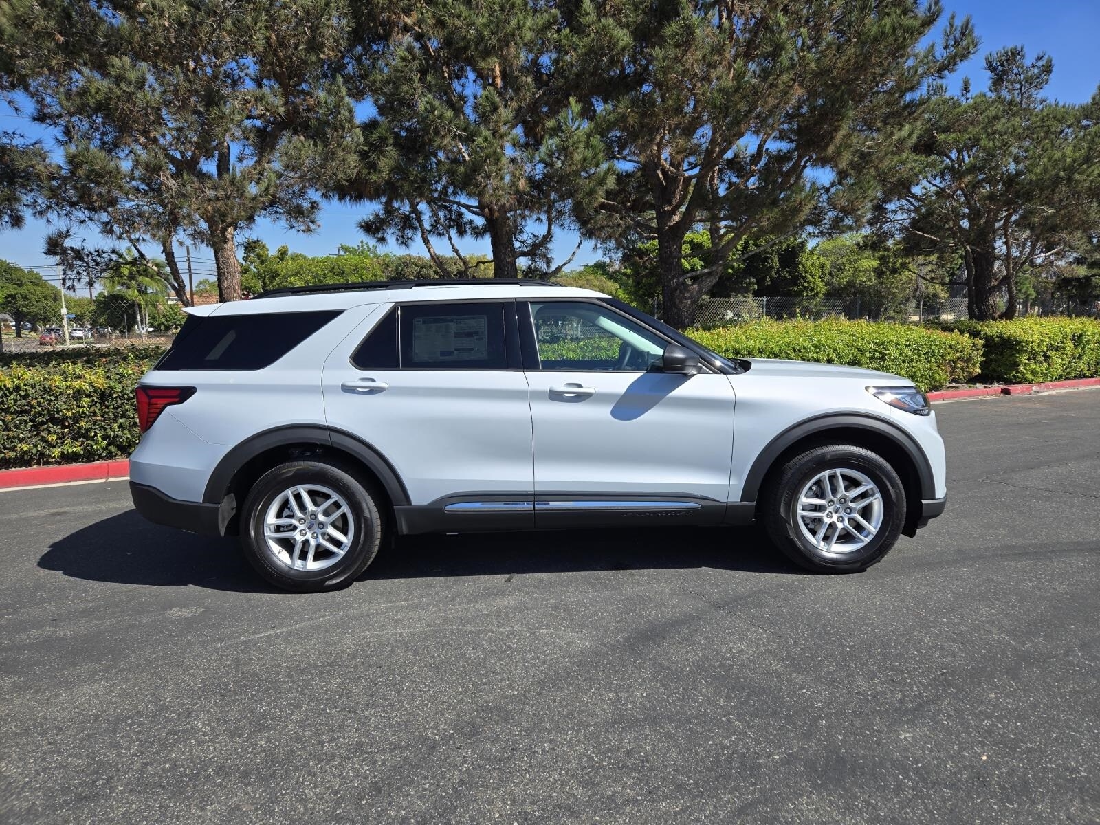 2025 Ford Explorer photo 2