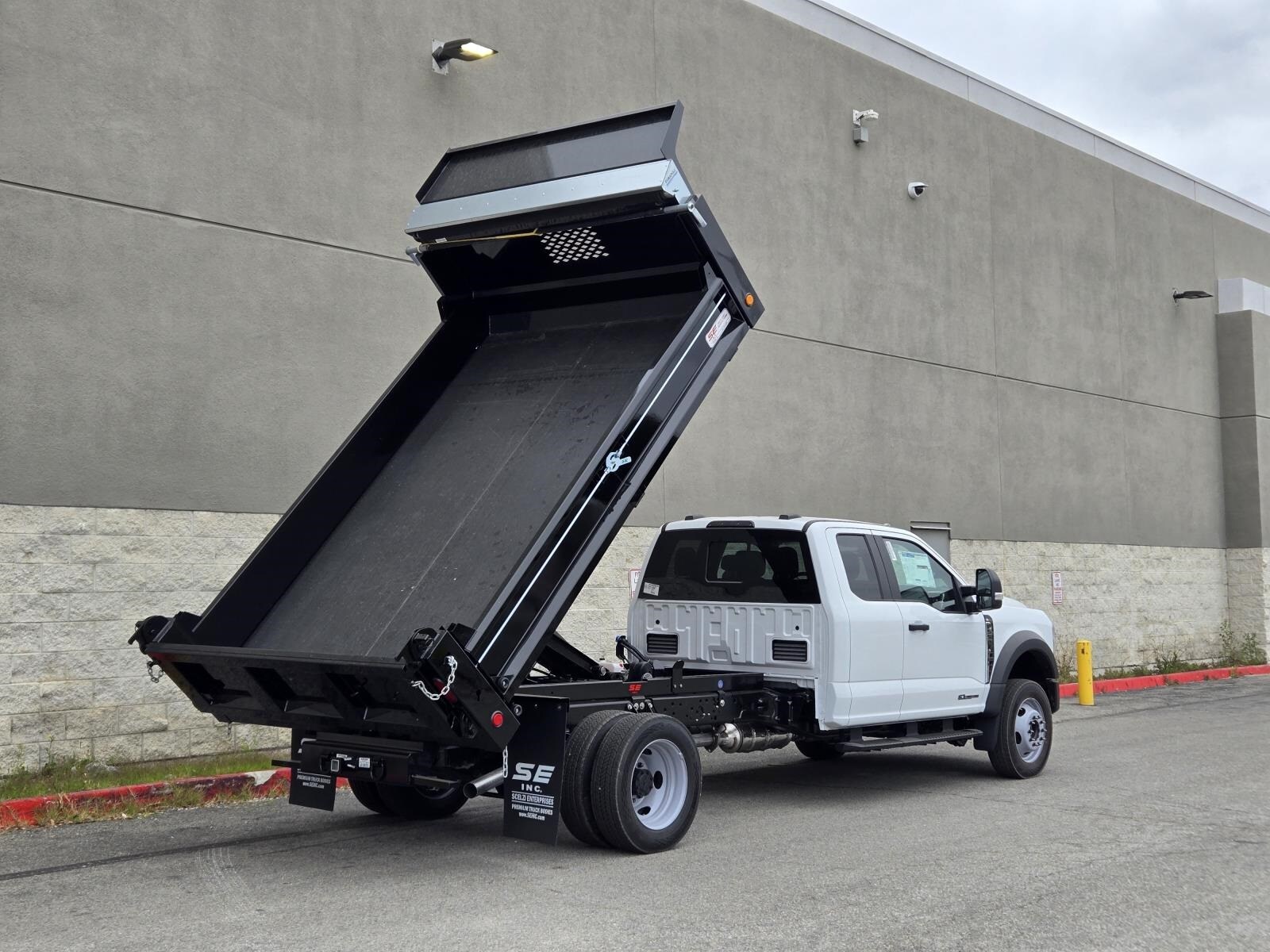 2025 Ford F-550 photo 2