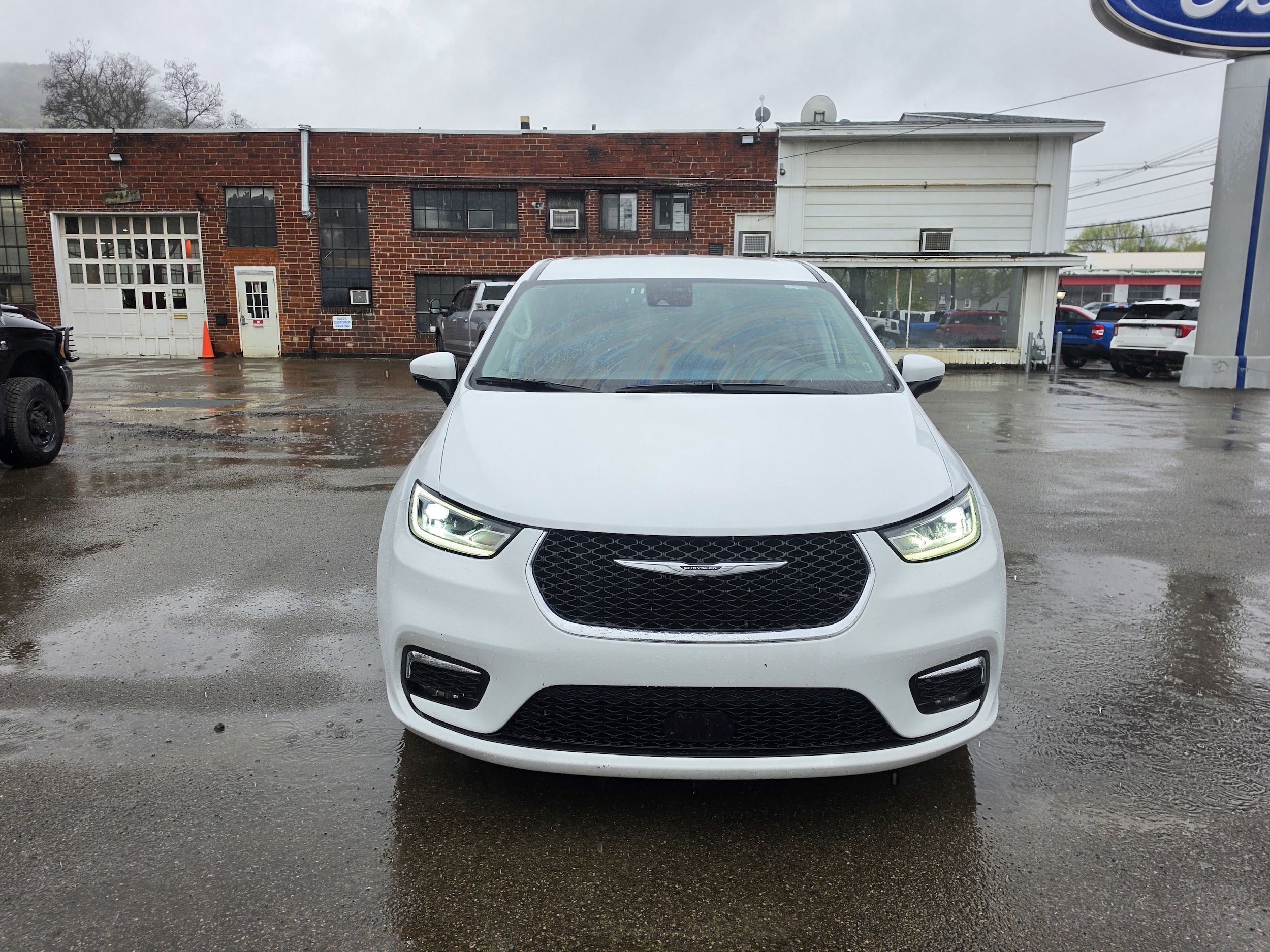 2023 Chrysler Pacifica Touring L's photo