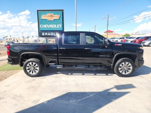 2025 Chevrolet Silverado 2500HD Custom photo 3