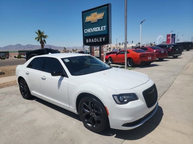 2023 Chrysler 300 Touring's photo