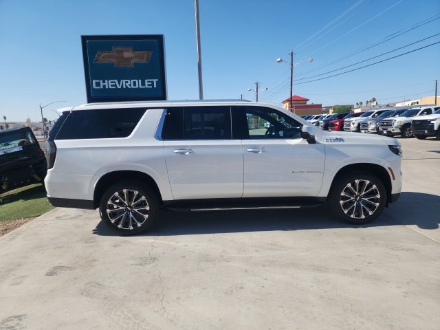 2025 Chevrolet Suburban High Country photo 3