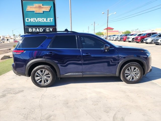 2023 Nissan Pathfinder SV photo 3