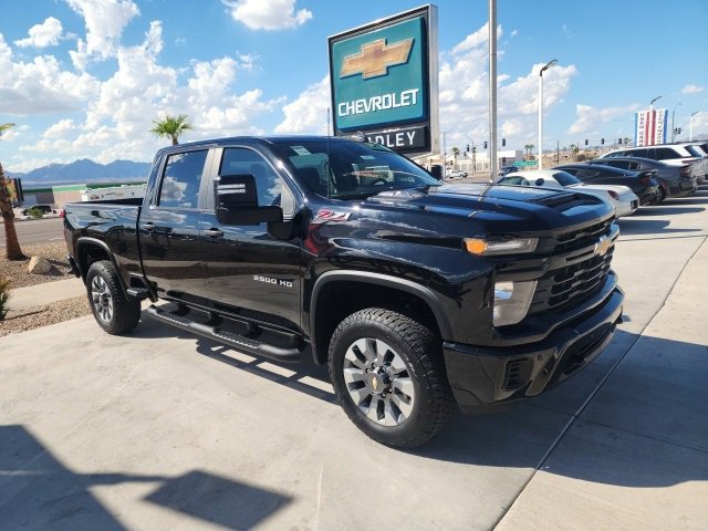 2025 Chevrolet Silverado 2500HD Custom photo 2