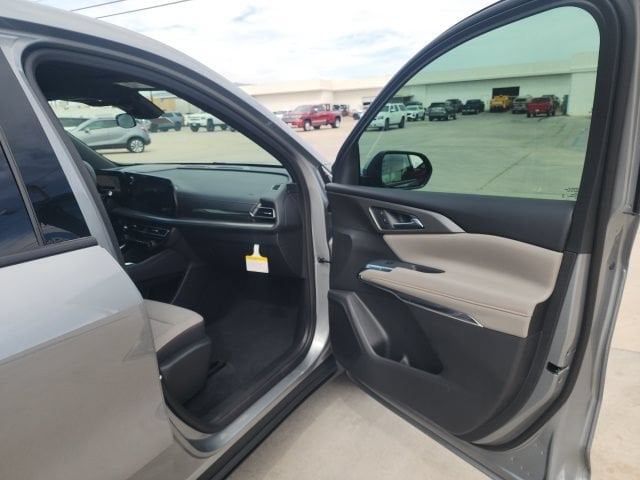 2027 Chevrolet Traverse LT - Photo 25