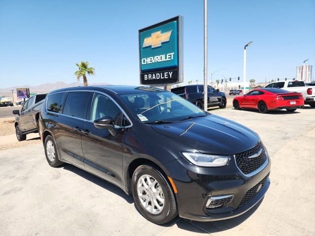 2023 Chrysler Pacifica Touring L's photo