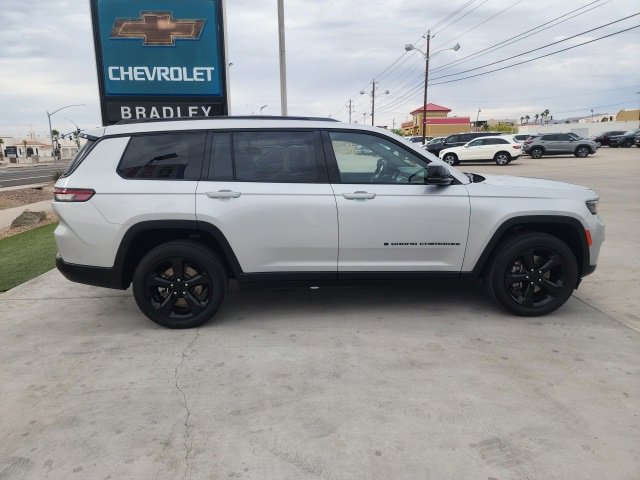 2023 Jeep Grand Cherokee Altitude photo 3