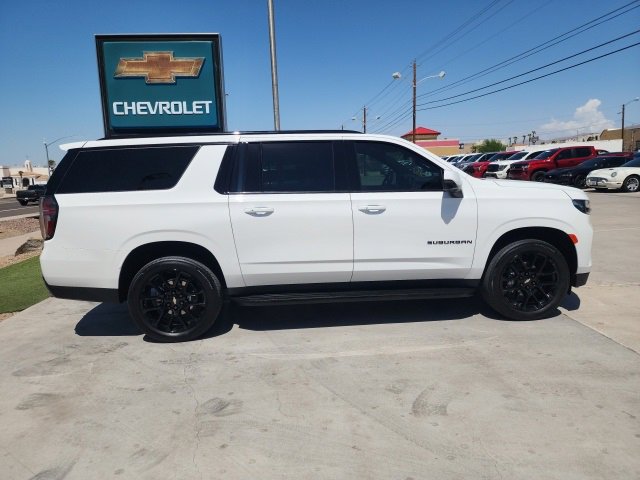 2023 Chevrolet Suburban RST photo 3