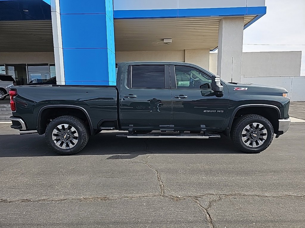 2025 Chevrolet Silverado 2500HD LT photo 2