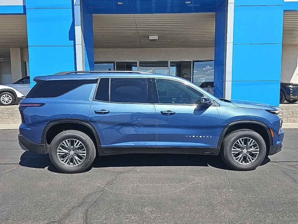 2025 Chevrolet Traverse photo 2