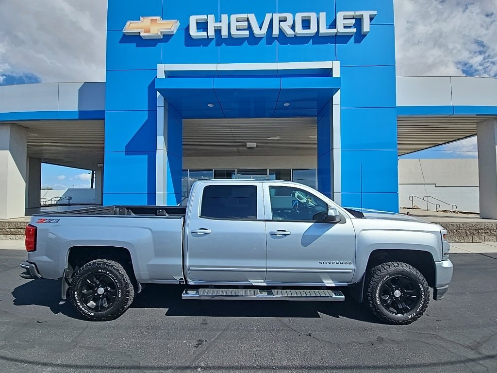 2018 Chevrolet Silverado 1500 LT photo 2