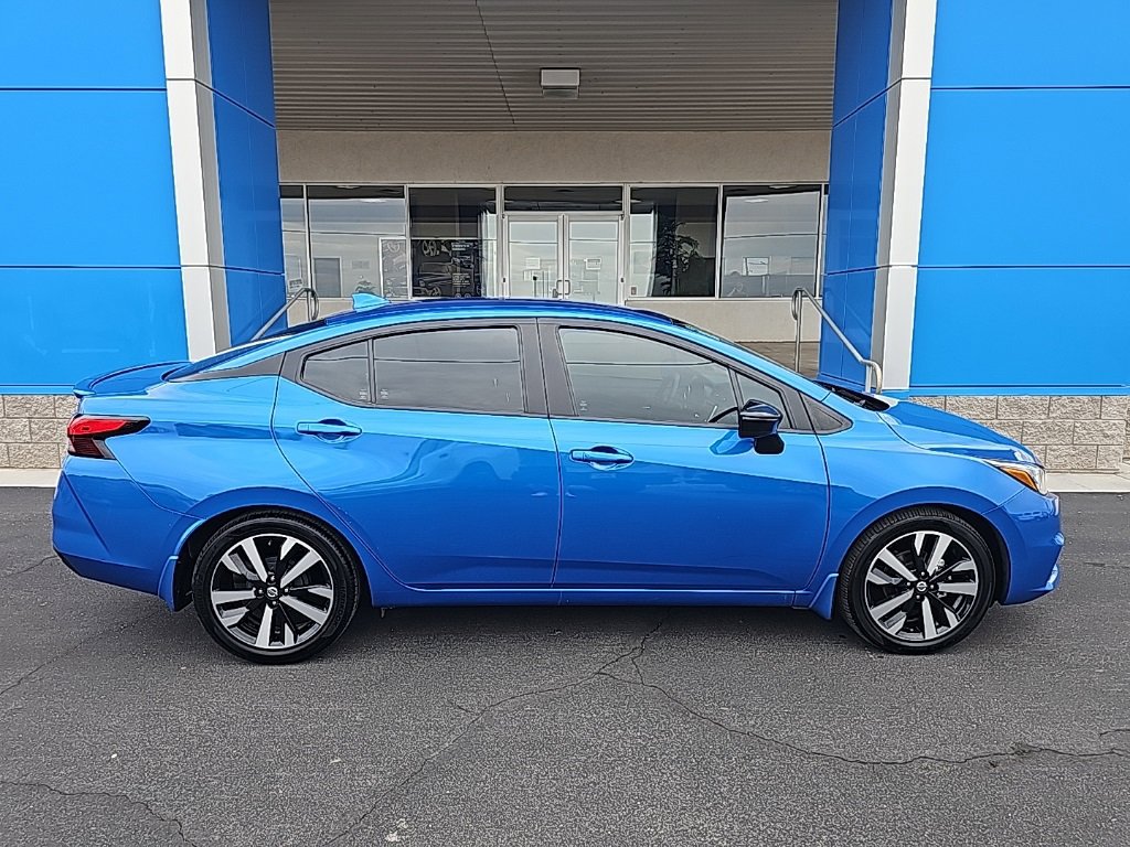 2022 Nissan Versa SR photo 2