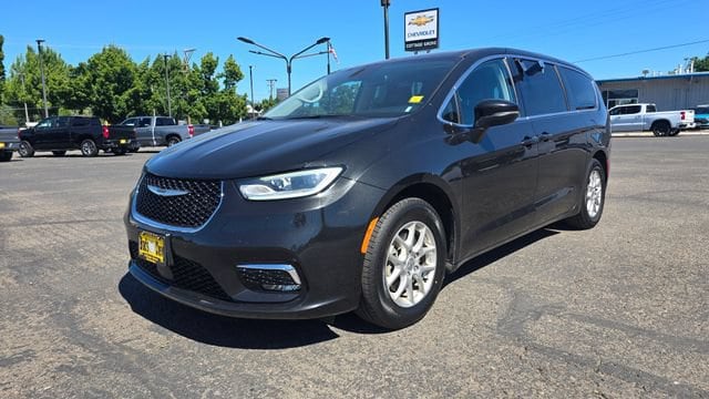2023 Chrysler Pacifica Touring L's photo