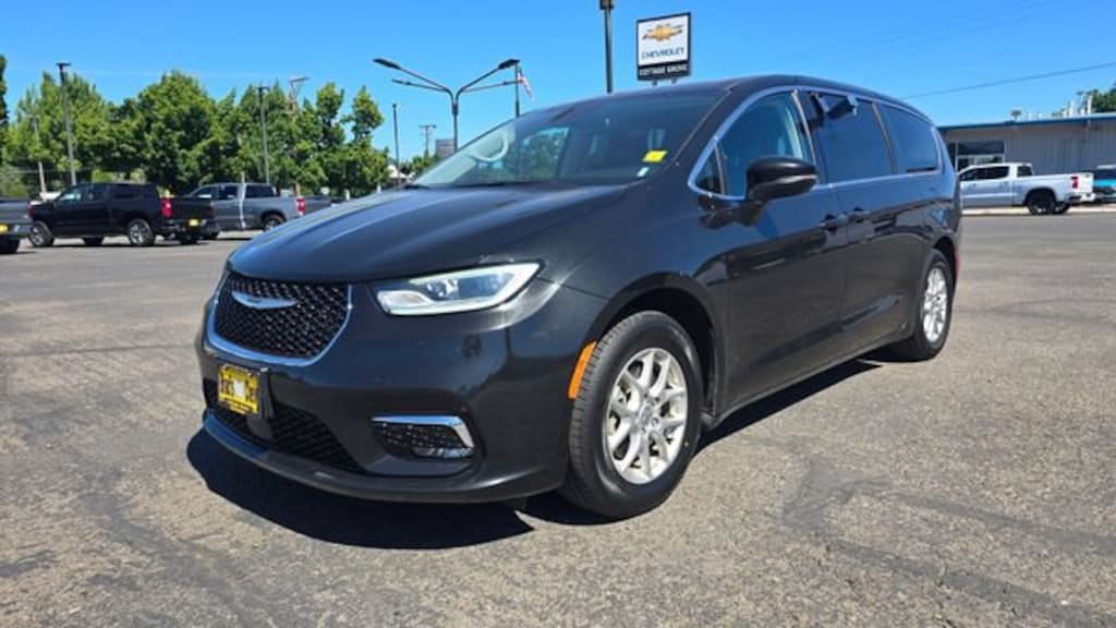 Used 2023 Chrysler Pacifica Touring L