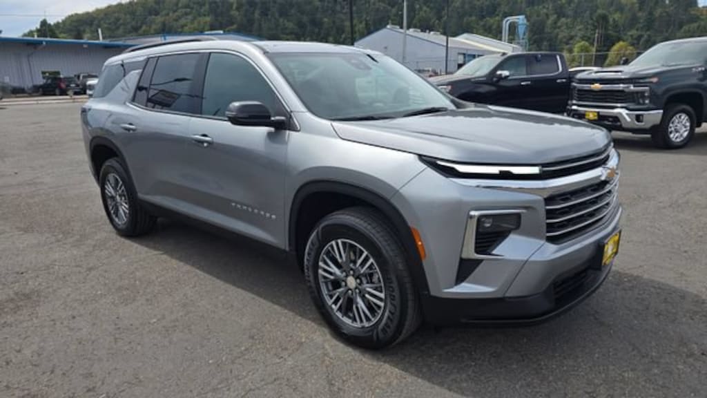 Used 2025 Chevrolet Traverse LT SUV