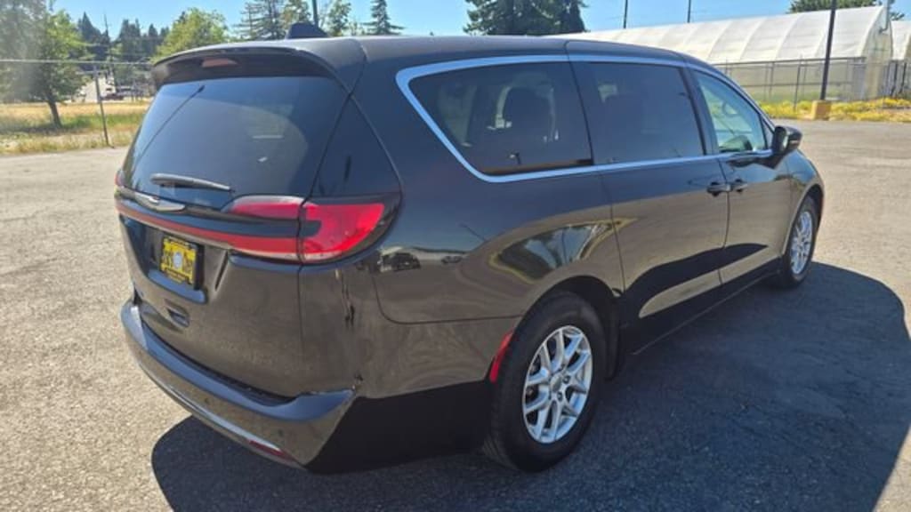 Used 2023 Chrysler Pacifica Touring L