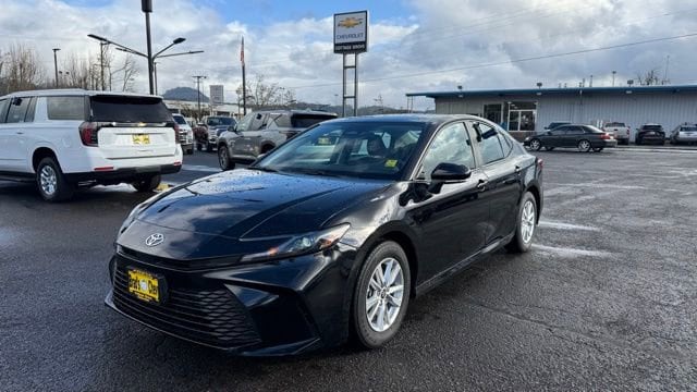 2025 Toyota Camry LE's photo