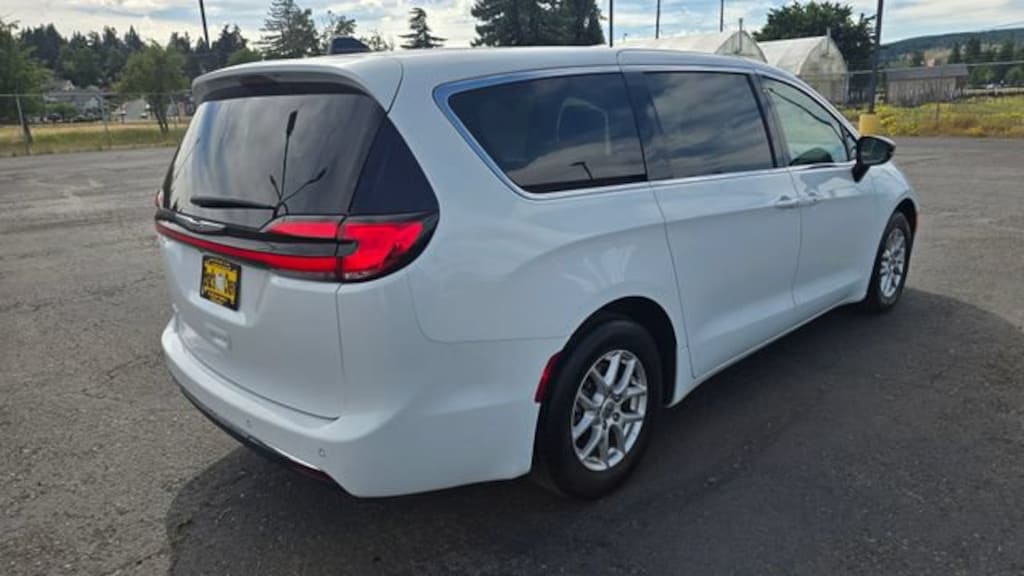 Used 2024 Chrysler Pacifica Touring L