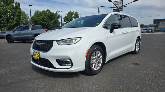 2024 Chrysler Pacifica Touring L's photo