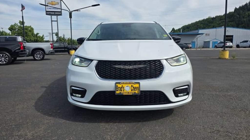 Used 2024 Chrysler Pacifica Touring L