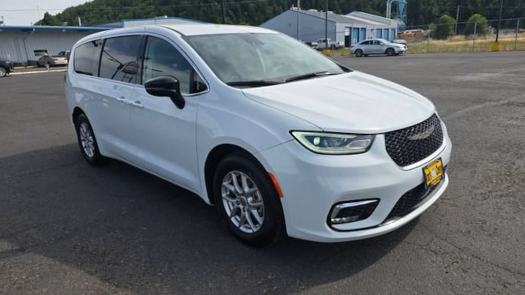 Used 2024 Chrysler Pacifica Touring L